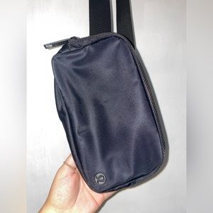 Lululemon Everywhere Belt Bag in Black!